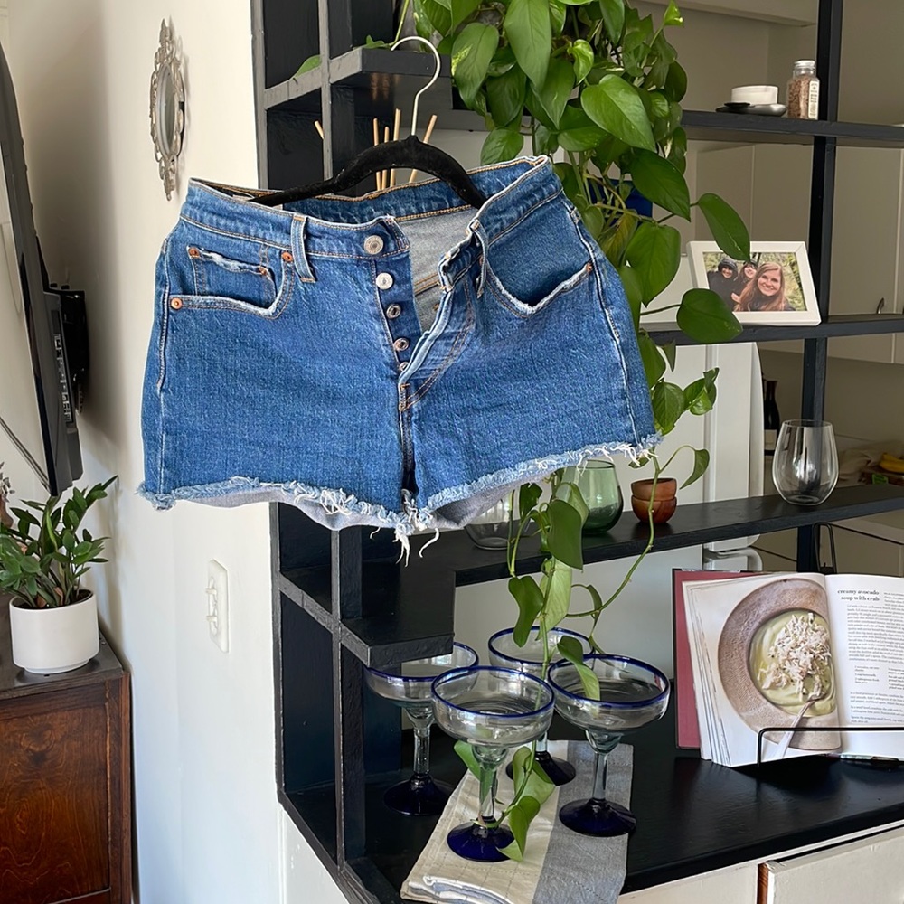 Levi’s 501 denim shorts in size 27